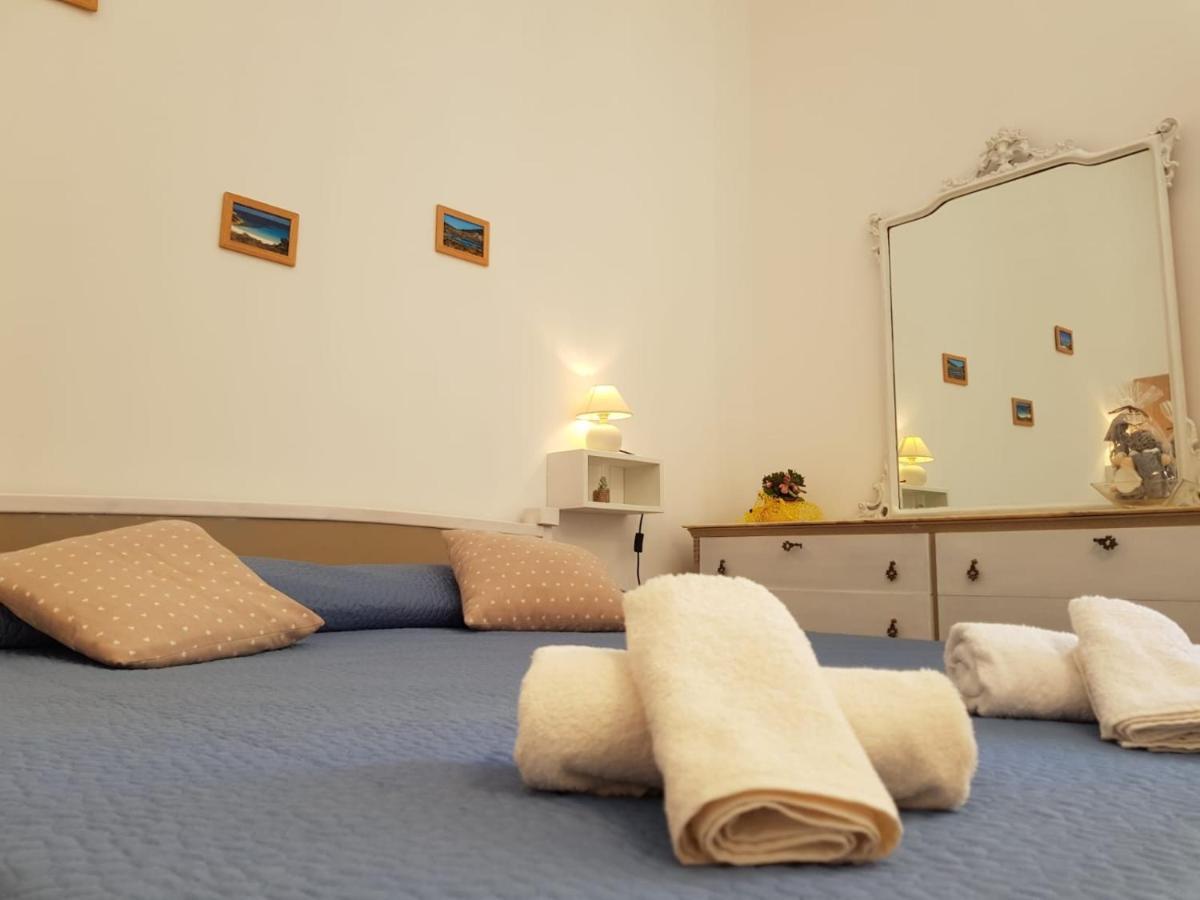 Casa Di Giu Bed & Breakfast Porto Torres Bagian luar foto