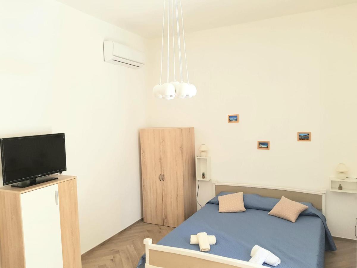 Casa Di Giu Bed & Breakfast Porto Torres Bagian luar foto