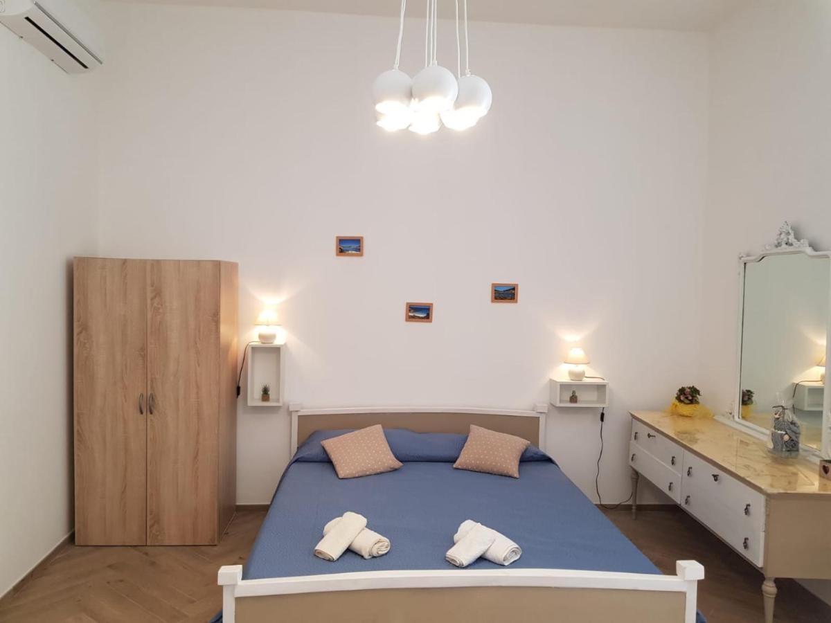 Casa Di Giu Bed & Breakfast Porto Torres Bagian luar foto